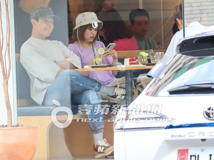 孫協志（左起）放空發呆，夏宇童和阿本低頭滑手機。特勤中心攝