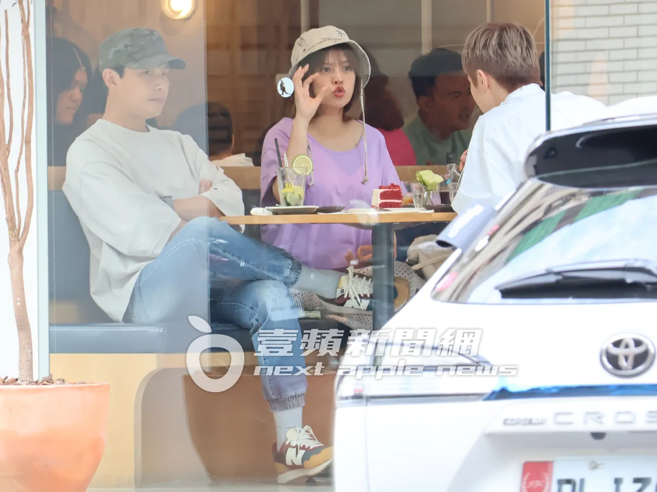 夏宇童（中）伸出五爪手勢與17年好友阿本侃侃而談，孫協志在旁以她為榮。特勤中心攝