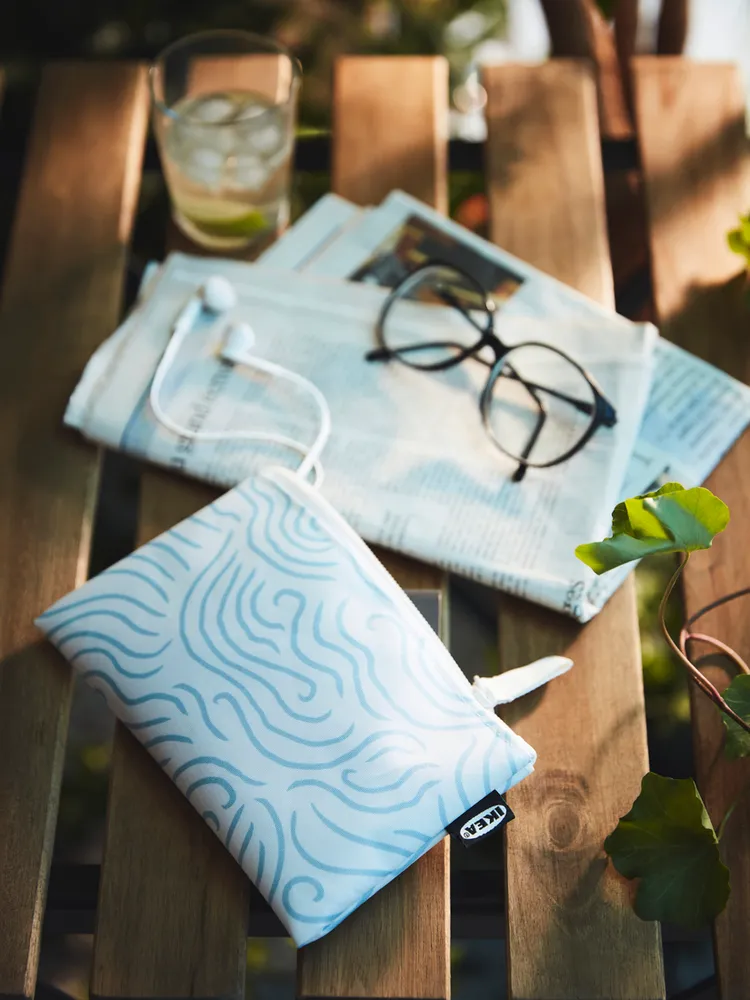 藍白不規則紋路交織的SKÖRDA配件包百元有找。業者提供