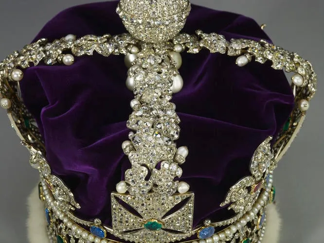 懸掛在「帝國皇冠」拱頂交叉處的卵形珍珠，被推斷為源自4世紀前女王伊麗莎白一世的耳環。翻攝英國皇室網站