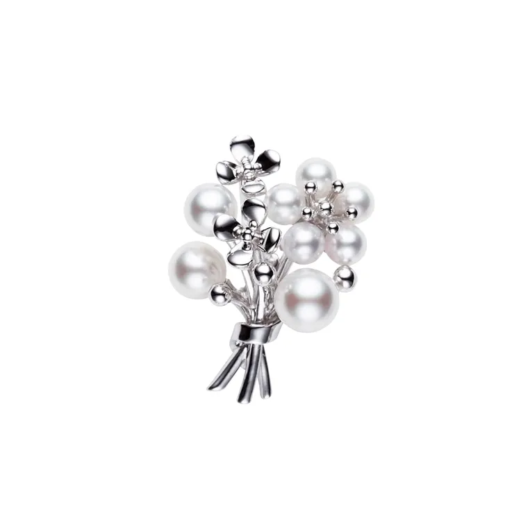 MIKIMOTO純銀花束造型珍珠胸針，1萬8000元。品牌提供