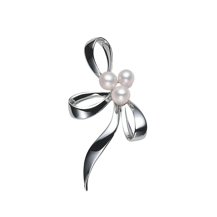 MIKIMOTO緞帶造型珍珠胸針，9000元。品牌提供