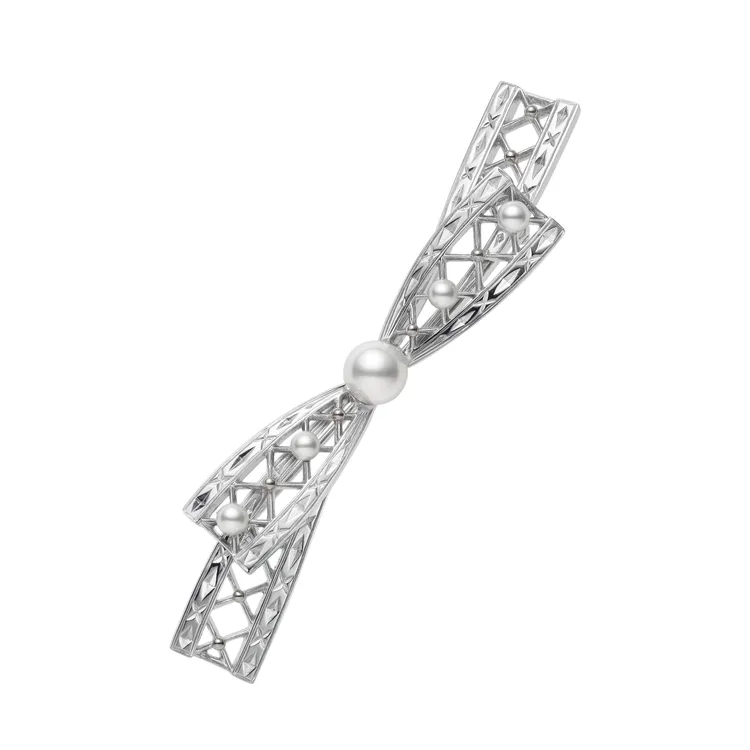 MIKIMOTO緞帶蝴蝶結造型珍珠胸針，2萬4000元。品牌提供