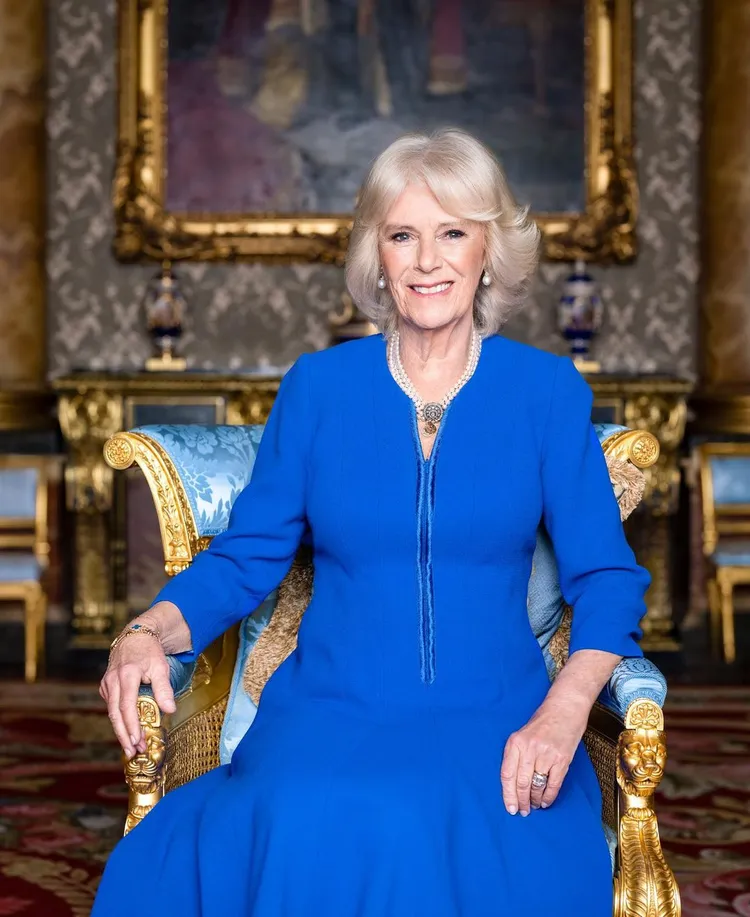 卡蜜拉王后在於加冕大典前公開的照片中，也佩戴了1條別緻的4股珍珠搭配寶藍色洋裝。翻攝theroyalfamily IG