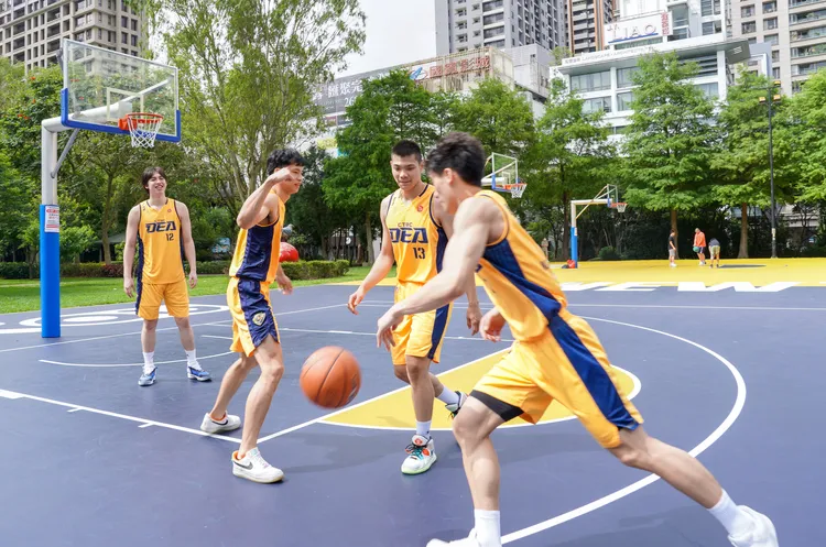 扶輪公園籃球場新的鋪面與球架，打起球來更安全舒適。區公所提供