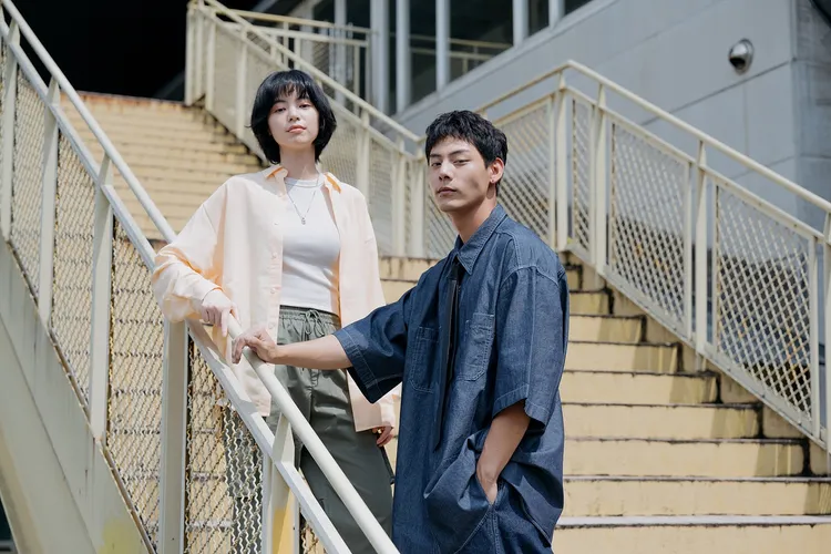 「GU襯衫系列」為夏日必備的百搭款單品，時尚版型、豐富款式、輕便舒適，由新生代演員各務孝太、陸夏一同演繹各種風格的襯衫穿搭。業者提供