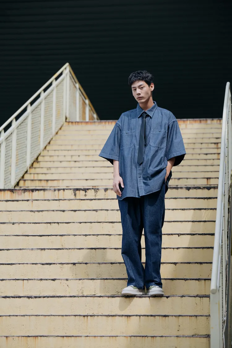 新生代演員各務孝太展現GU「男裝oversized牛仔工作襯衫」的經典不敗。舒適的輕量牛仔布料，除了上班可展現俐落率性，下班後更可以一秒切換心情，與朋友來場放鬆聚會。業者提供