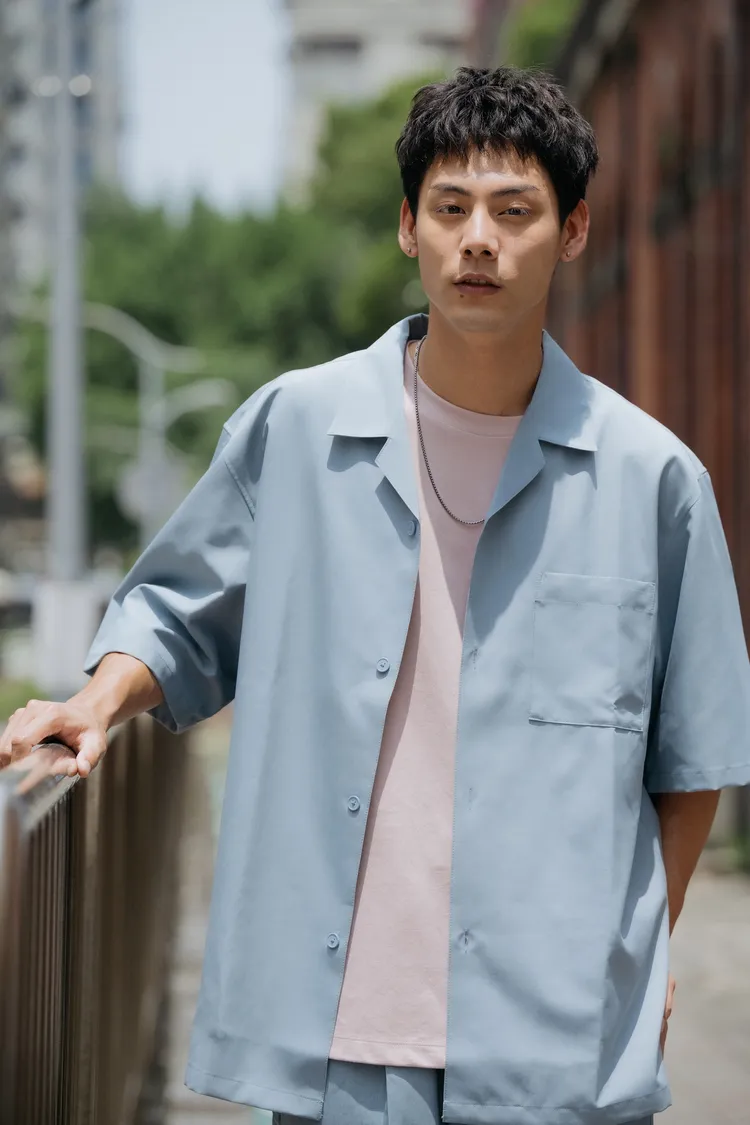 新生代演員各務孝太穿上GU「男裝DRY開領襯衫」搭配「男裝DRY寬版輕便九分褲（網路獨家販售）」，以簡約俐落的造型迎接星期一到來。業者提供