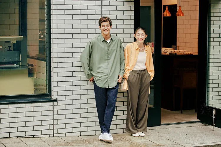 GU「男裝輕薄寬鬆襯衫」恰到好處的透膚輕盈材質，一件可應付早晚溫差大的多變氣候。業者提供