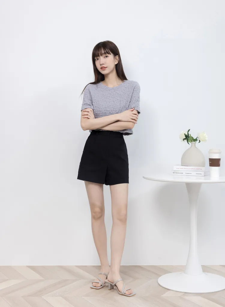 韓妞流行的皺皺上衣，不論是肉肉手或小肚腩都能完美遮蔽，瞬間顯瘦100%，搭配D+AF「Z字細帶顯瘦高跟涼鞋」淡淡的溫柔色系一秒化身夏日輕甜小姐姐。業者提供