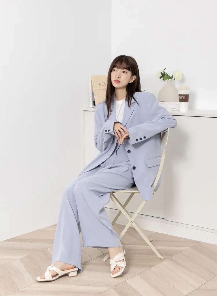 西裝外套是上班族小姐姐心中春夏熱燒單品之一，搭配D+AF「扭結設計方頭涼拖鞋」，復古的方頭楦型散發滿滿時尚俐落感，一秒成為辦公室的時髦指標。業者提供