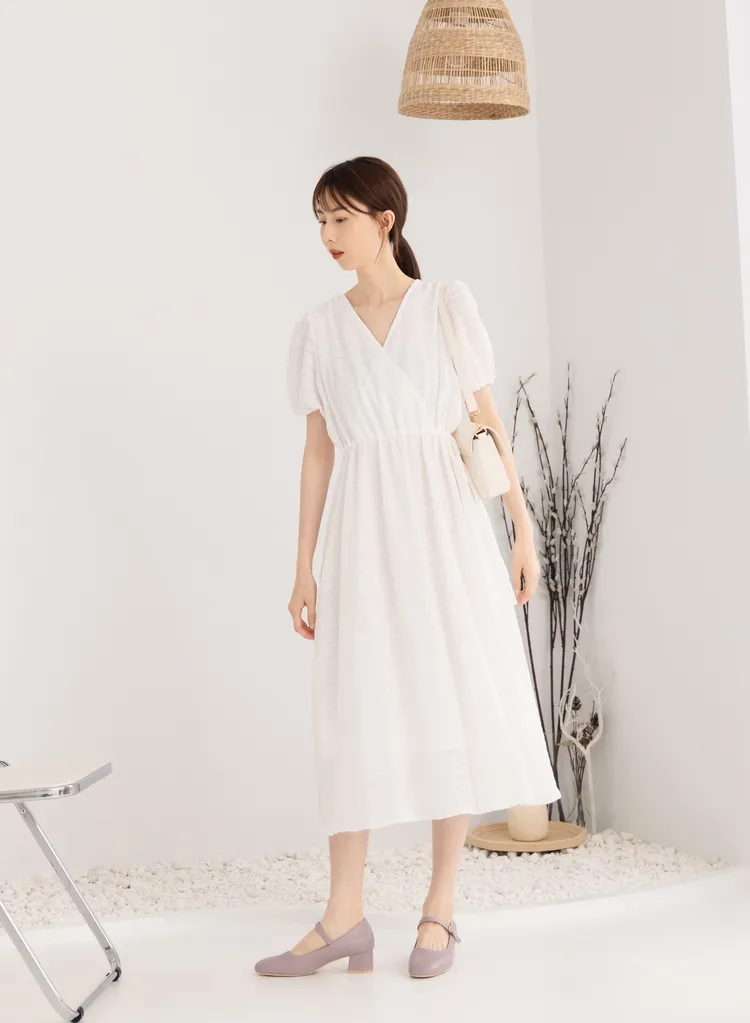 輕盈亮色系、飄飄的仙女穿搭甩開夏季沉悶，清爽冰淇淋色系的D+AF「素面細帶中跟瑪莉珍鞋」搭配輕巧透膚的連身長裙，解鎖專屬清新氣質。業者提供