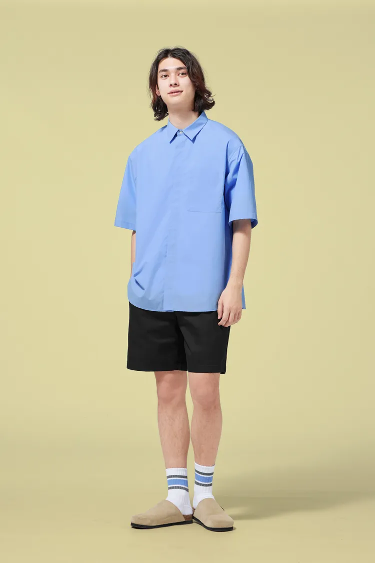 GU「男裝oversized府綢襯衫」採用親膚舒適的府綢材質，讓禮拜二的一整天都充滿放鬆感。業者提供