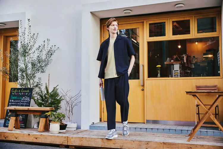 GU「男裝泡泡紗開領襯衫」採用乾爽的凹凸質感泡泡紗材質，表面凸起的小泡泡可以減少與皮膚接觸的面積，穿起來更涼爽不易皺；再搭配同款的「泡泡紗輕便九分褲」，上寬下窄的九分褲長設計使整體造型更簡潔有力。業者提供