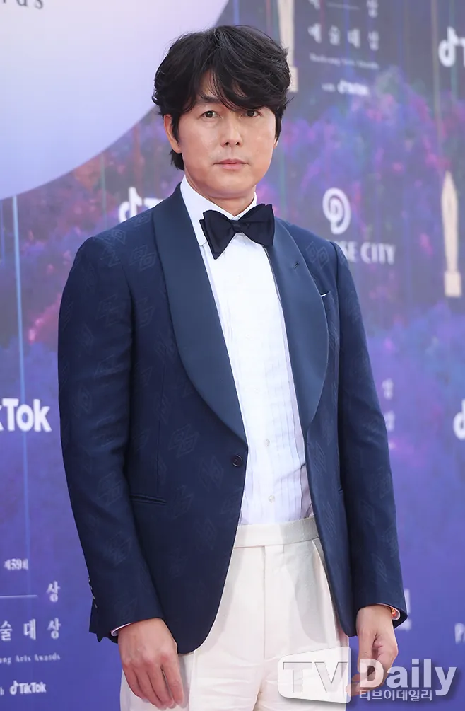 鄭雨盛出席百想藝術大賞，臉頰浮腫到很明顯。翻攝TV Daily