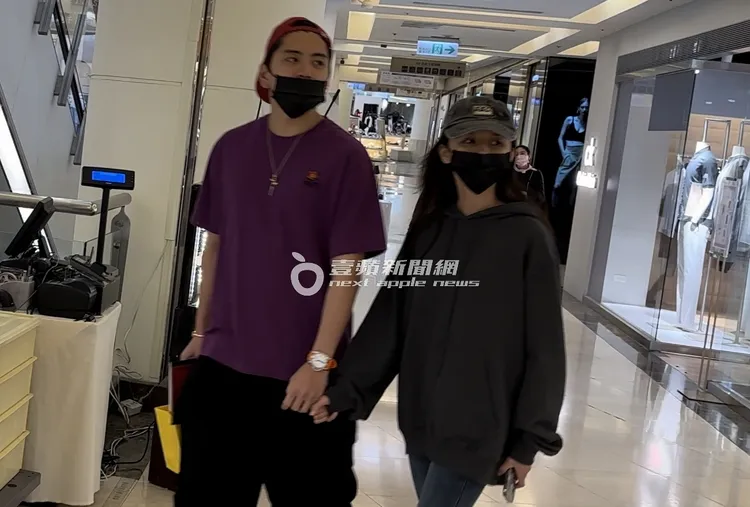 王大陸（左）和蔡卓宜穿著打扮風格相似，沿途不少民眾認出。特勤中心攝