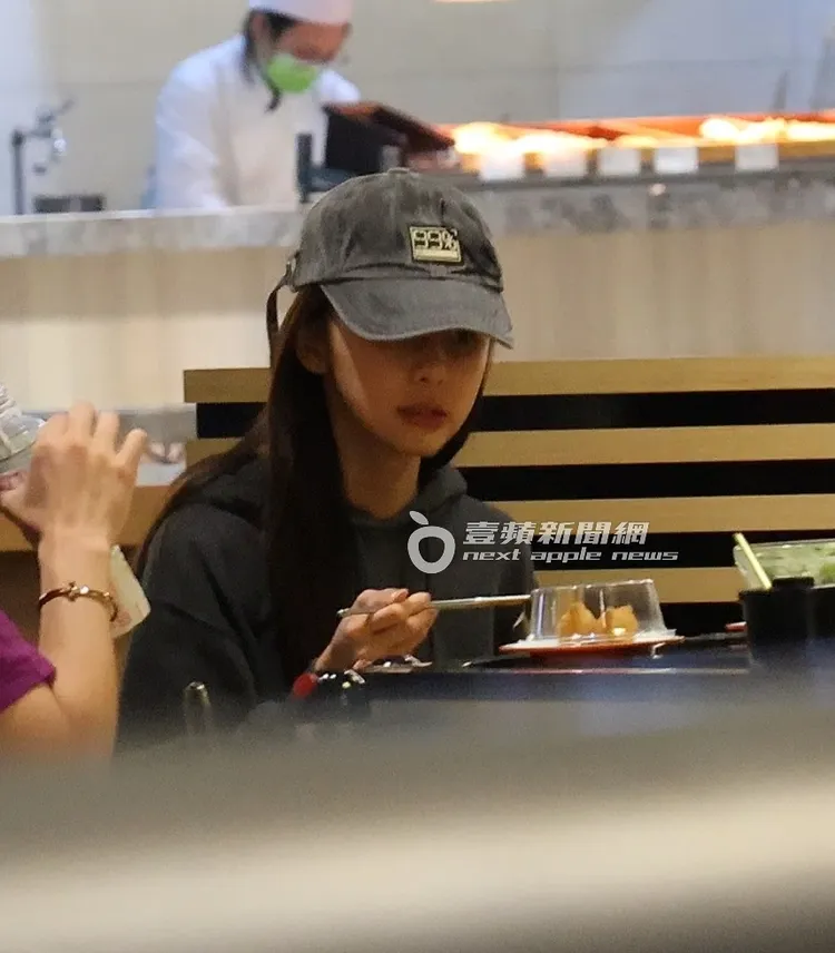 「大馬女神」蔡卓宜休閒打扮，戴灰色棒球帽。特勤中心攝