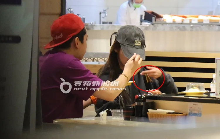 可惜麵條不慎掉落蔡卓宜身上。特勤中心攝