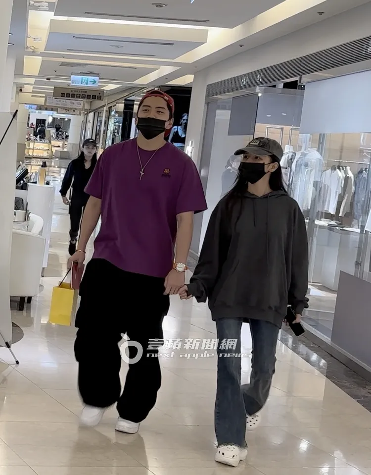 蔡卓宜（右）甜牽王大陸小指逛街。特勤中心攝