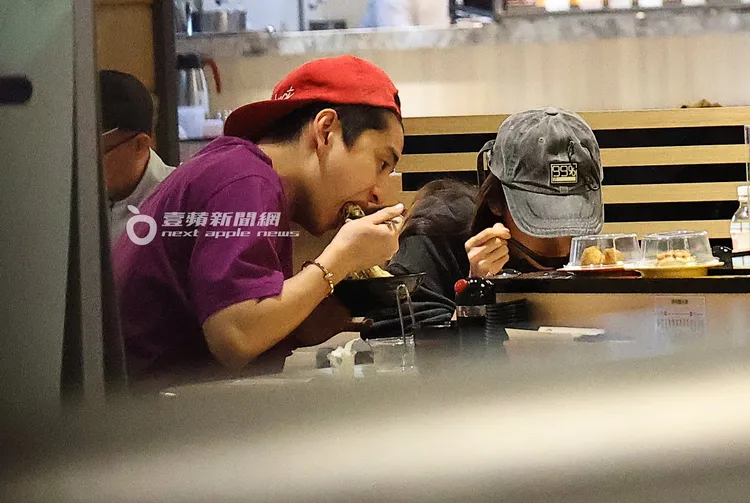 王大陸（左）大口吃麵，蔡卓宜優雅喝湯。特勤中心攝