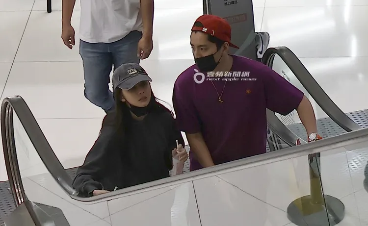 王大陸（右）和蔡卓宜聊天上手扶梯。特勤中心攝