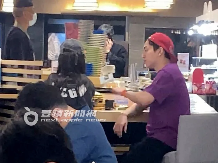 王大陸（右）吃飽貼心等蔡卓宜。特勤中心攝