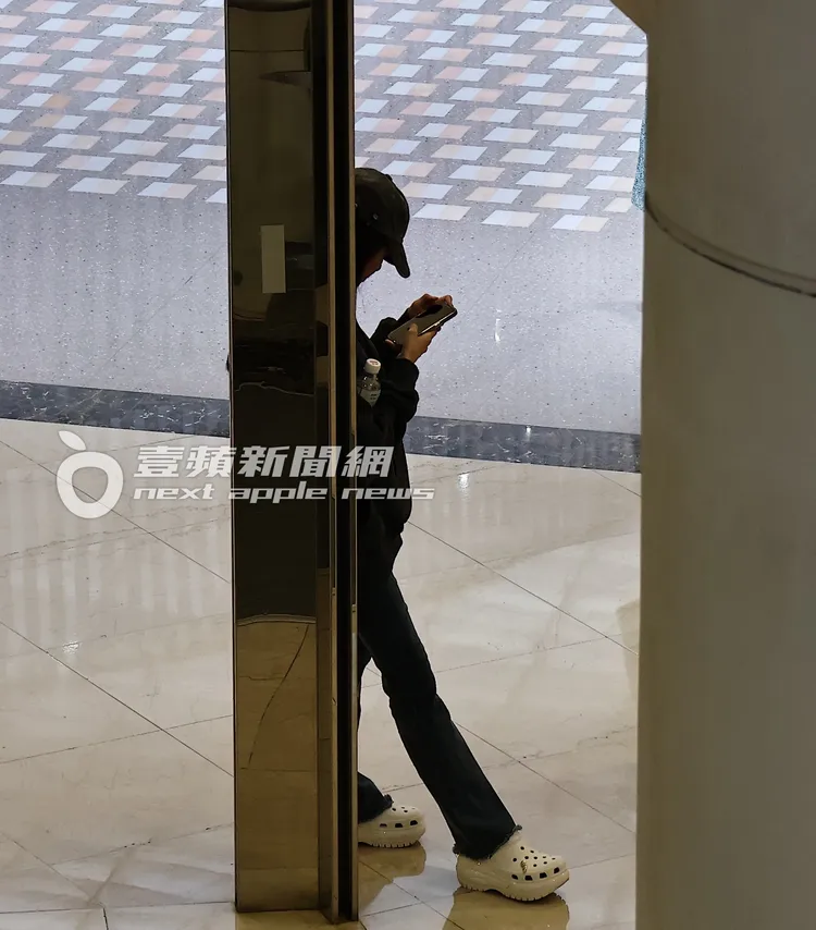 蔡卓宜滑手機等王大陸廁所出來。特勤中心攝