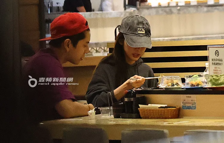王大陸（左）深情望著蔡卓宜吃麵。特勤中心攝
