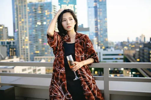 旅美正妹藝術家返台啦 暖助古曜威做公益