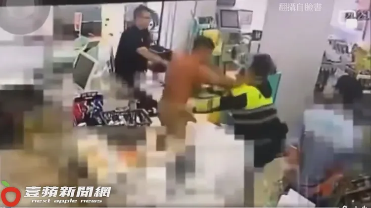 事發時，超商內的直擊畫面顯示，朱男輪番痛揍2警。翻攝自臉書