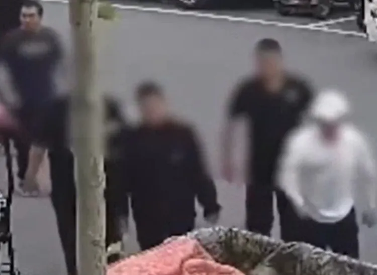 城管「隊員」在白衣隊長帶領下，清一色都是壯碩的黑衣平頭男。翻攝微博/河南省留固鎮