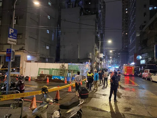 新北市議會旁路面突塌!坑洞超過一層樓高 疑地下水致地基淘空