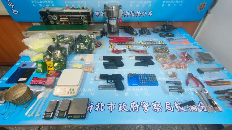 警方起獲毒咖啡包及改造手槍。黃子騰攝