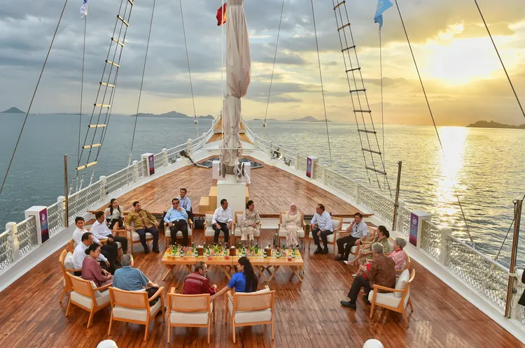 參與峰會的各國領導人帶著妻子登船。路透社