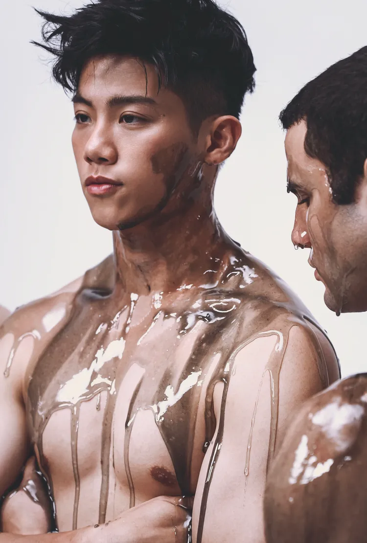 范成章將果糖塗抹在自己身上。成馬赫娛樂提供