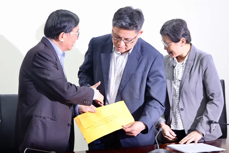 陳水扁下午到時力黨團向總召邱顯智遞交請願書。林林攝