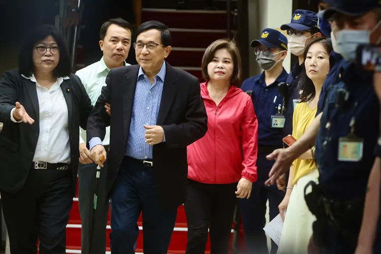 前總統陳水扁今天為《公職人員選舉罷免法》修正草案北上，接連到總統府、行政院、立法院遞交請願書。林林攝