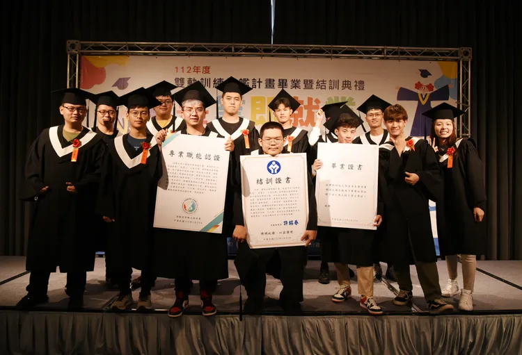 畢業生一次領到畢業證書、結訓證書與專業職能認證三張證書。王志弘攝