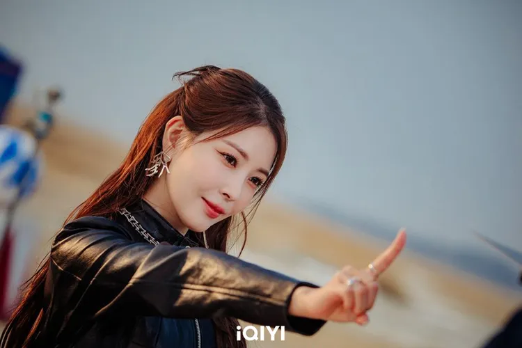 寶兒常在節目上撒嬌，自認上了賊船。愛奇藝國際站提供