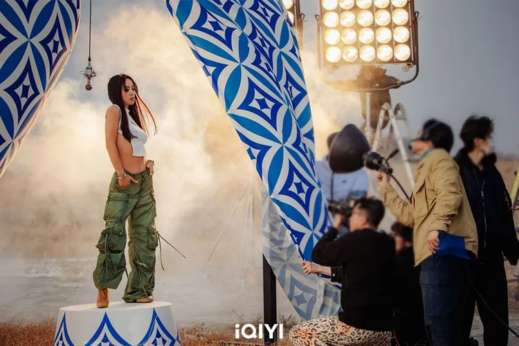 李孝利性感火辣，自嘲老公李尚順不戰而勝。愛奇藝國際站提供