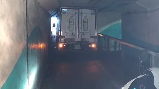 新北男開貨車疑恍神　誤駛機車道！進退兩難還勾落電線
