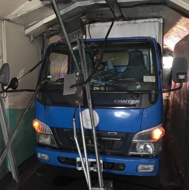 機車專用道內電線遭勾落。三重警分局提供