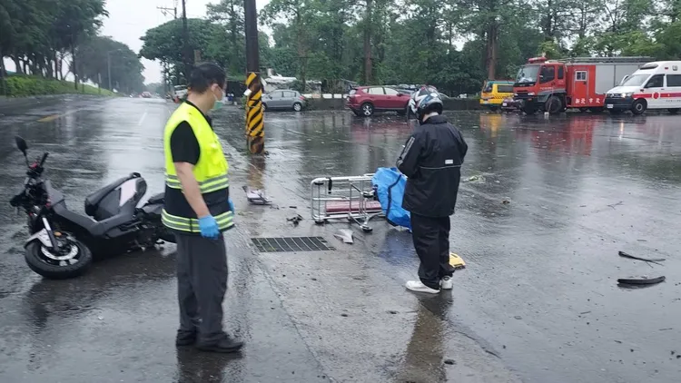 擔架床滑至馬路上，撞上吳姓機車騎士。新北市消防局提供