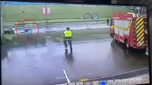 消防隊擔架床被風吹向馬路 影片曝光!新北騎士閃避不及慘遭擊落