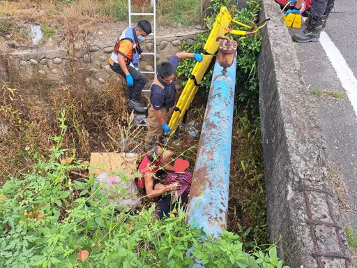 台南後壁納骨塔1小時2車禍 連人帶車翻落水溝!婦人意識模糊