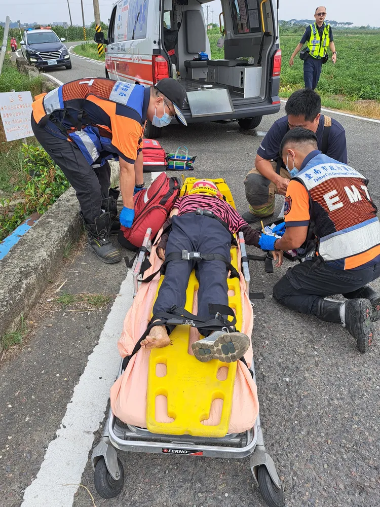 老婦血壓低、意識模糊，經脫困後送往柳營奇美醫院救治。讀者提供