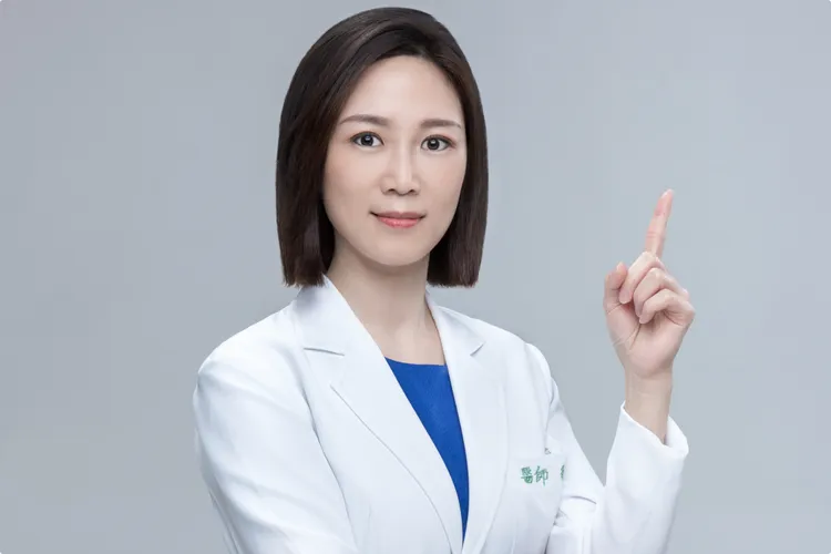 皮膚科醫師黃郁琳醫師表示，許多白髮成因，大多是因為頭皮不健康所引起。