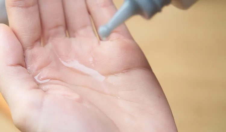 「50惠黑髮激活精華」質地非常清爽好吸收，還有微微涼感。