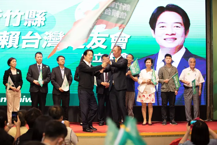 賴清德親向幹部授旗。民進黨提供