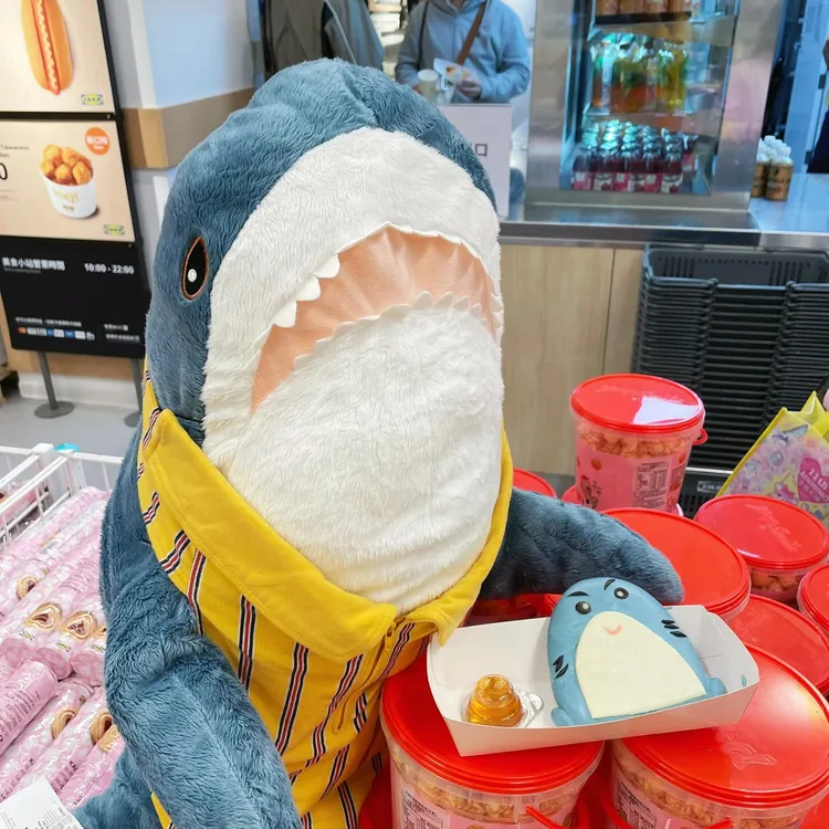 鯊魚娃娃儼然成為IKEA招牌。翻攝自IKEA內湖店臉書